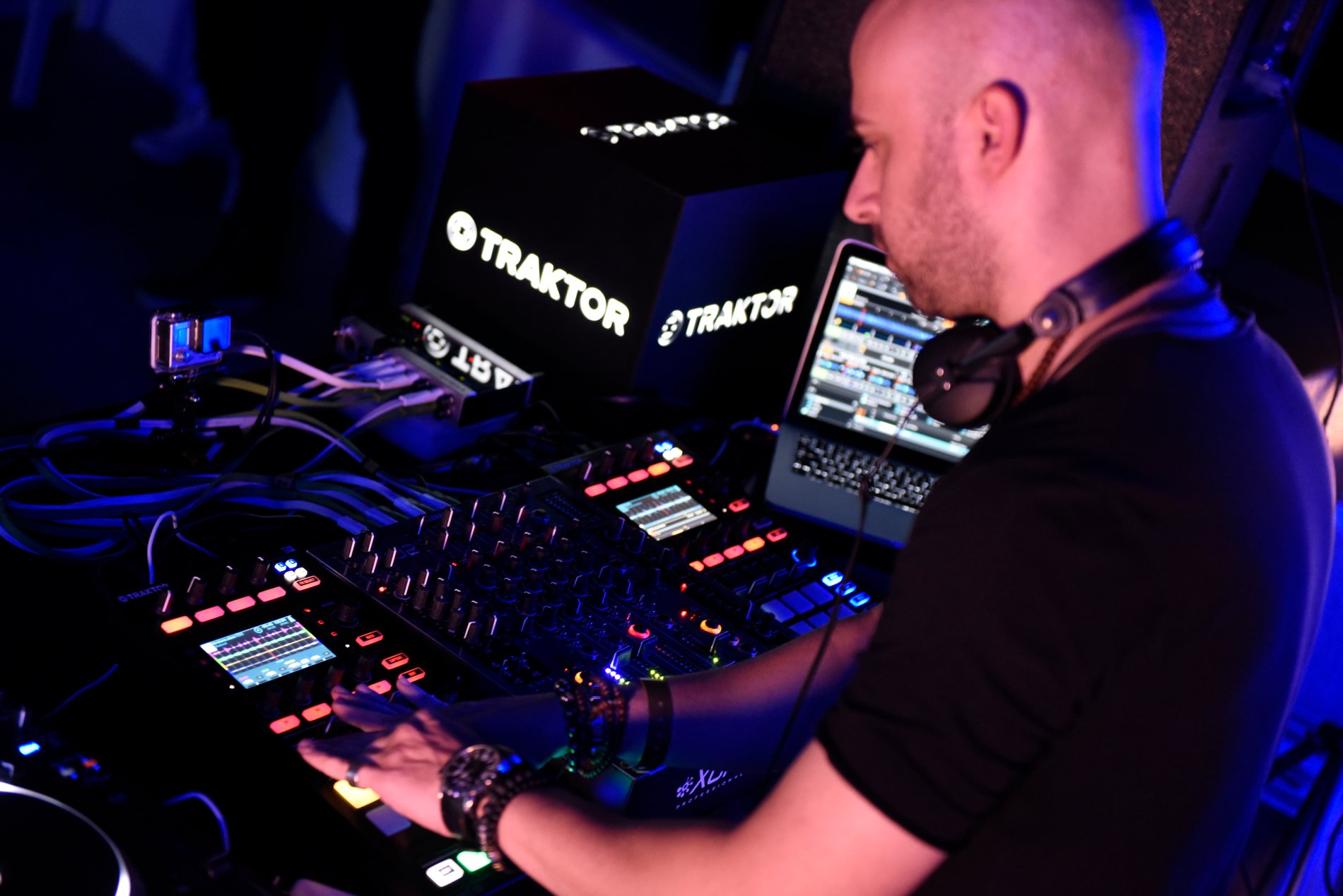 Traktor dj. Трактор диджей. Диджей дек. DJ инструменты. Трактор с4 контроллер.