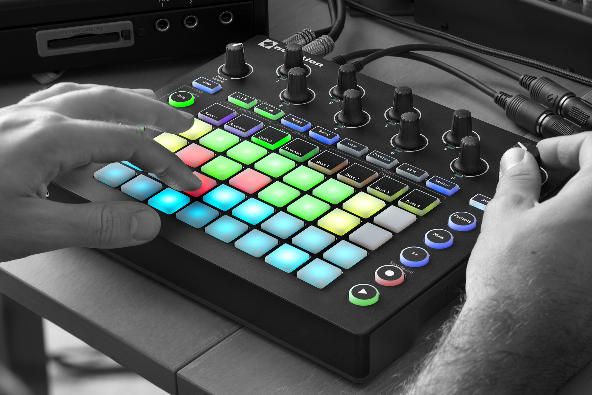 Сделано цифровым. Драм-машина Novation circuit. Грувбокс Novation circuit. Контроллер Novation circuit. 4 Голосная драм машина.