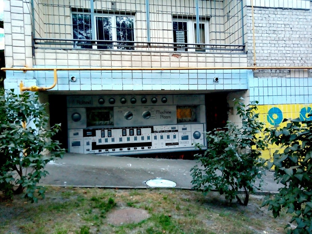 MachineRoom store in Kyiv, embedded in an apartment block, featuring a mural of a Roland TB-303 (relabeled as Machine Room)