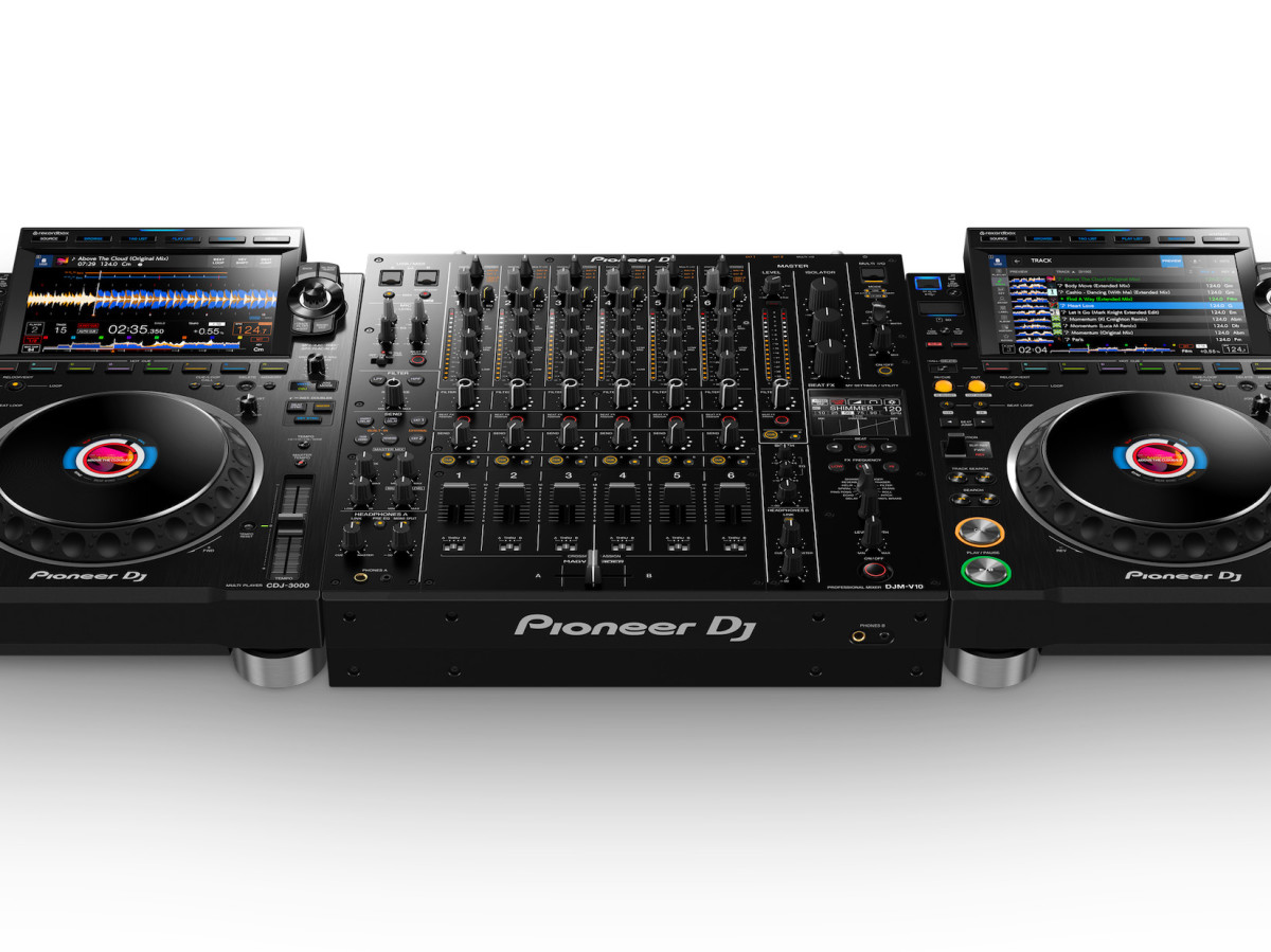 Two CDJ decks with DJM mixer in between.