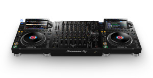 Two CDJ decks with DJM mixer in between.
