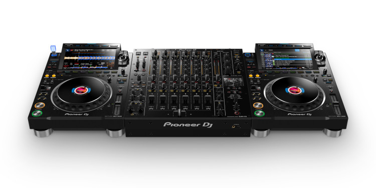 Two CDJ decks with DJM mixer in between.