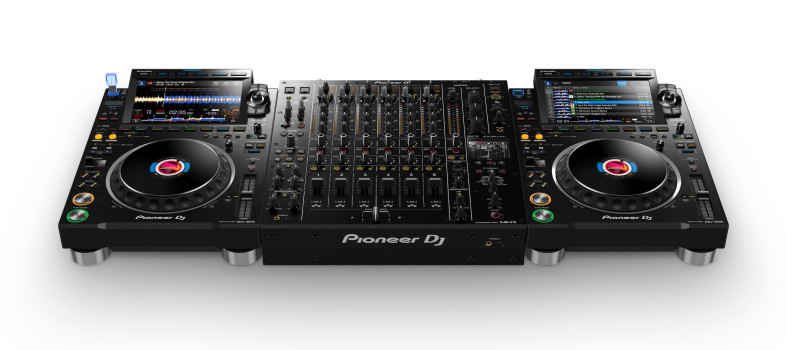 Two CDJ decks with DJM mixer in between.