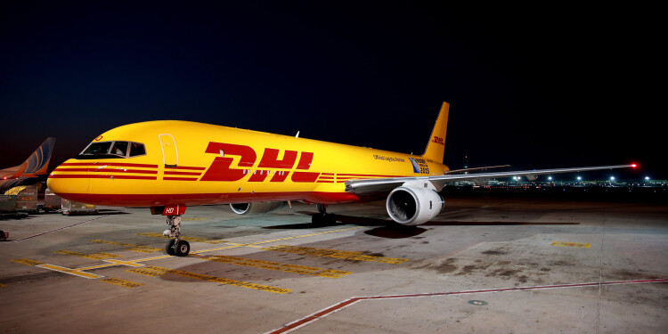 “The Webb Ellis Cup completes visit to Dubai as part of Rugby World Cup Trophy Tour” by Land Rover MENA, CC BY 2.0