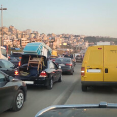 Displaced families stuck in traffic, March 2026 -- photo Ahmad Badr/NRC