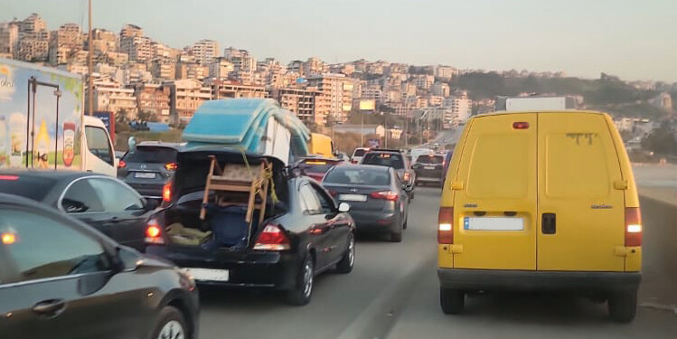 Displaced families stuck in traffic, March 2026 -- photo Ahmad Badr/NRC